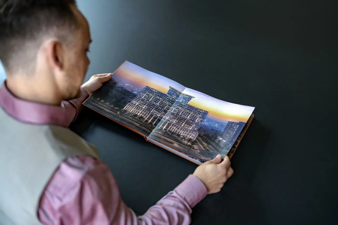 Markus Hoppe mit Projektunterlagen