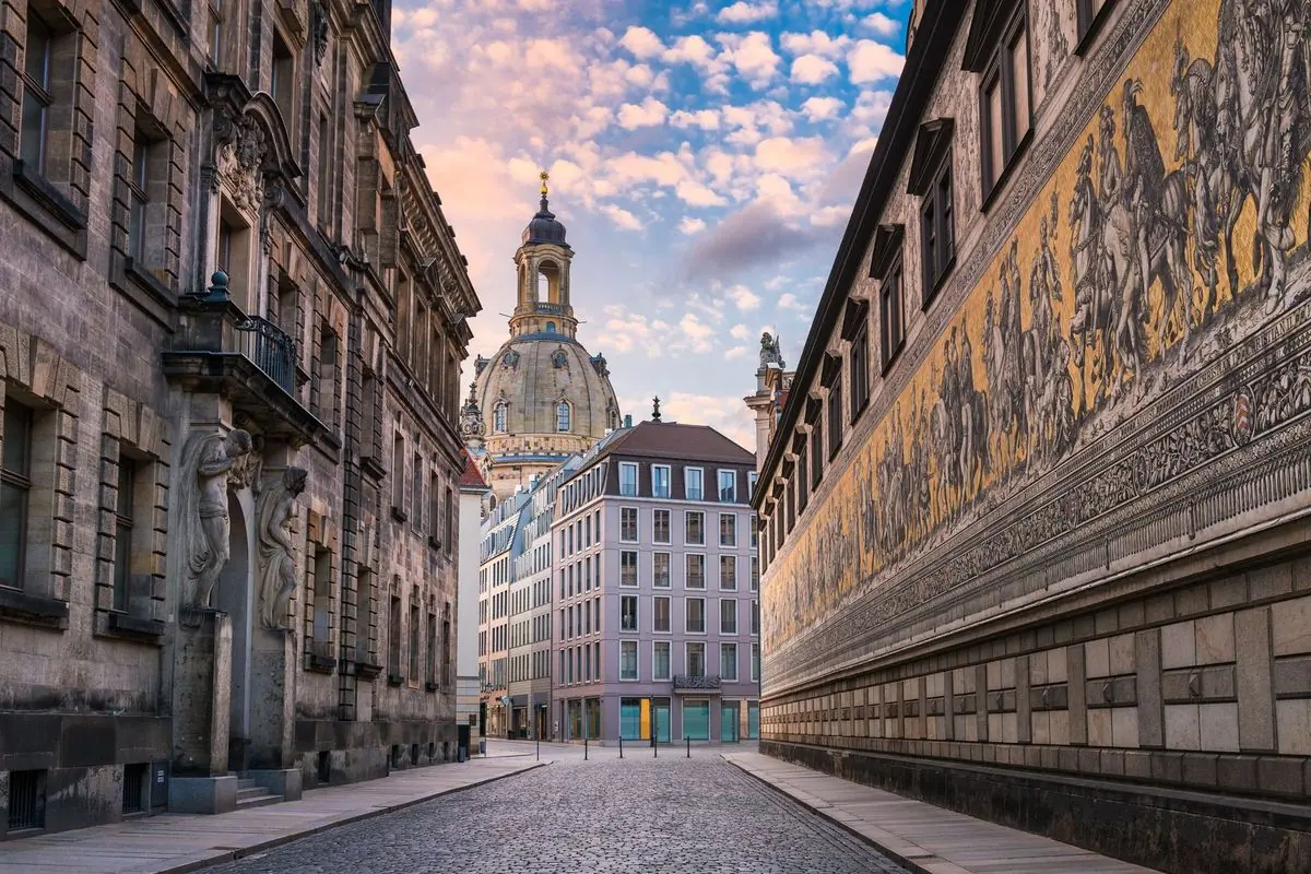 Augustusstraße mit Fürstenzug und Frauenkirche in Dresden