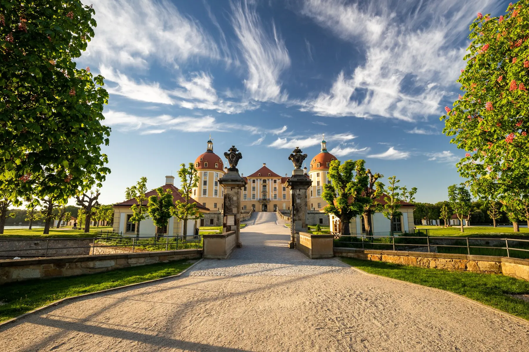 Schloss Moritzburg mit Zufahrt