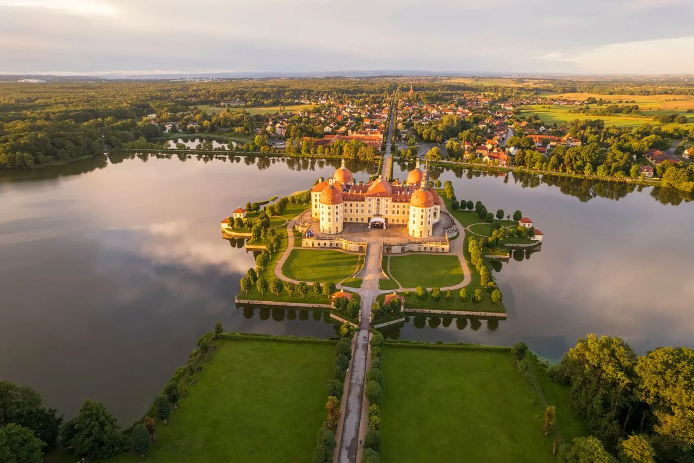 Schloss Moritzburg im Schlossteich aus der Luft