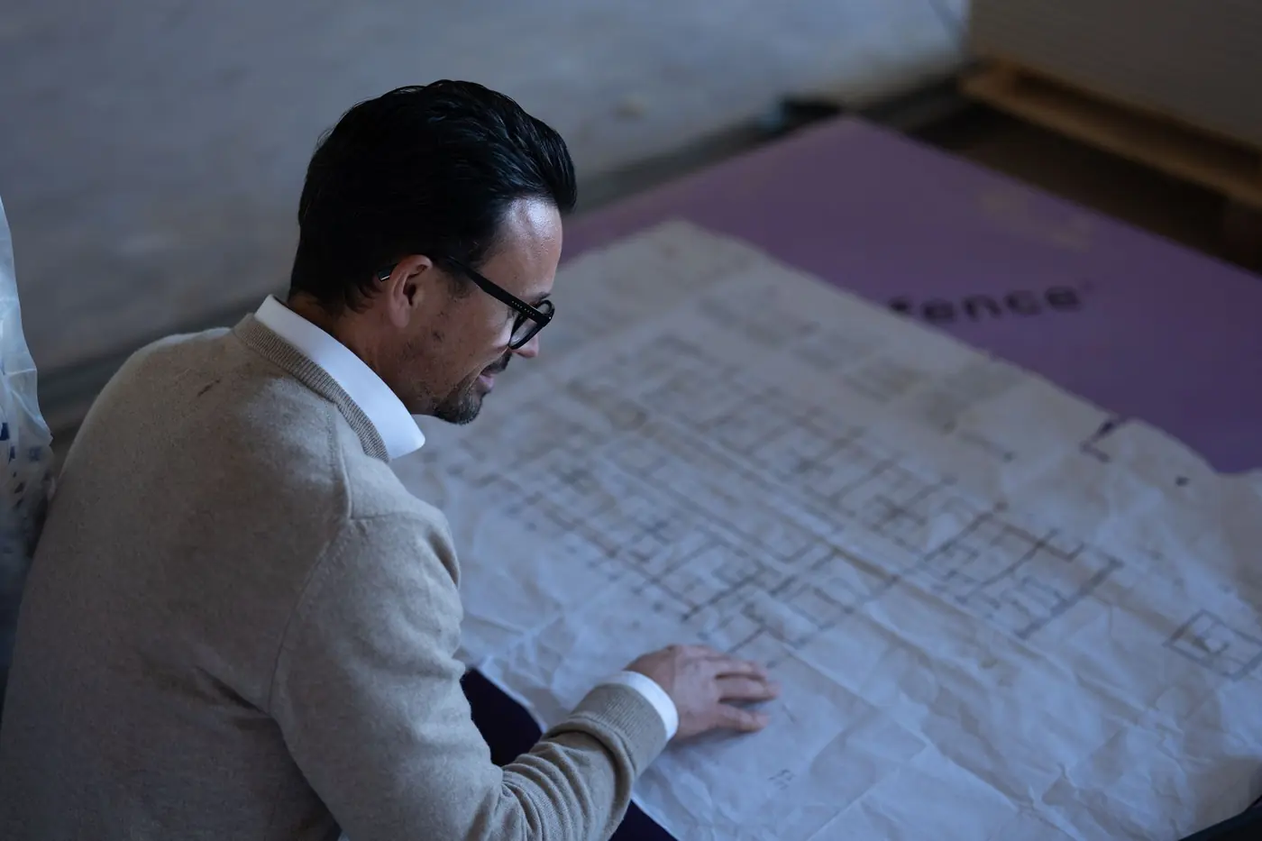 Grundrisse und Projektunterlagen auf der Baustelle