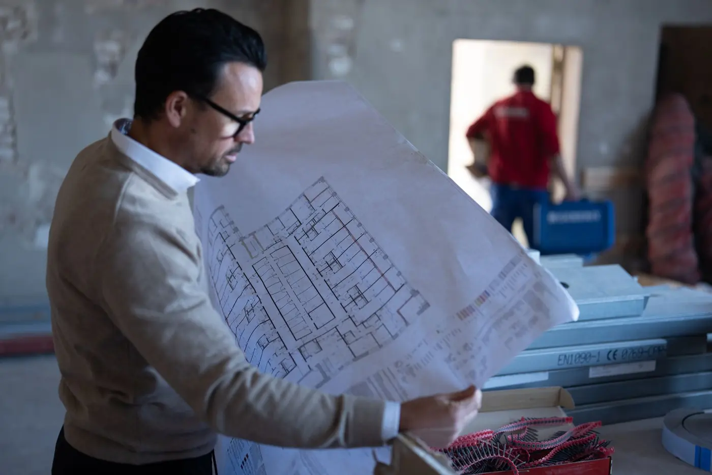 Grundriss in der Hand auf der Baustelle der Cotton Lofts